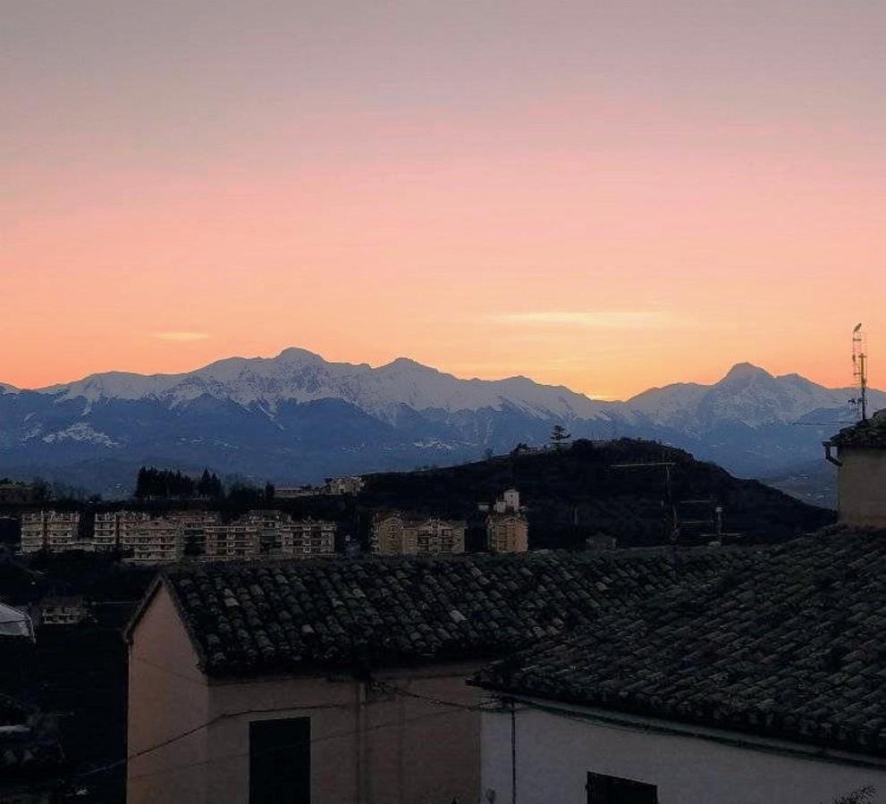 Casa In Centro Storico Vista Gran Sasso Apartment Atri Luaran gambar